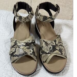 Clarks Collection Women's 9W Taupe Snake Jillian Bella Comfort Sandals NWOT Wide